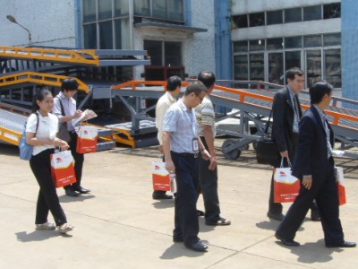 考察團對牛力登車橋產(chǎn)品流連忘返