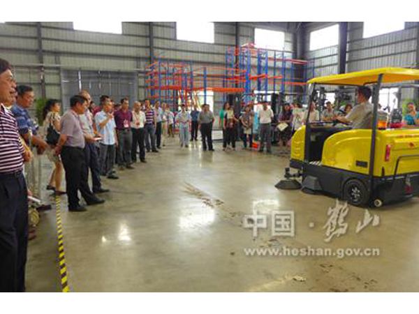 向省、市領(lǐng)導展示操作牛力電動掃地車
