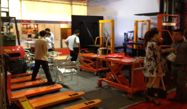 牛力參展產品：手動搬運車、內燃叉車等